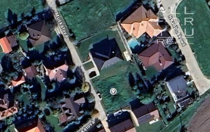 Stavebný pozemok 721m² + platné stav. povolenie