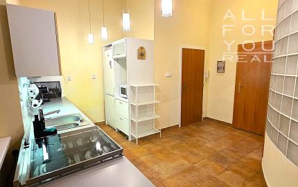 AFYREAL Prenájom typický staromestský 3izb byt Moskovská ul. v srdci Bratislavy- Medická záhrada - RK neplatíte