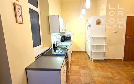 AFYREAL Prenájom typický staromestský 3izb byt Moskovská ul. v srdci Bratislavy- Medická záhrada - RK neplatíte