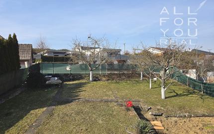4 izb. byt. jednotka v RD, kompletná rekonštrukcia, 87 m², garáž, pivnica, skladové priestory s pozemkom 333 m2