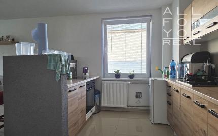 4 izb. byt. jednotka v RD, kompletná rekonštrukcia, 87 m², garáž, pivnica, skladové priestory s pozemkom 333 m2