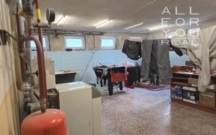 4 izb. byt. jednotka v RD, kompletná rekonštrukcia, 87 m², garáž, pivnica, skladové priestory s pozemkom 333 m2