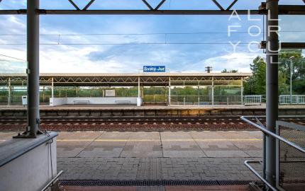 Zaujímavý 2i byt s rozlohou až 59 m2 - ul. Kozmonautov / Svätý Jur  ***  BYT JE LEN  16min CESTY OD CENTRA BRATISLAVY  ***