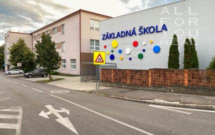 Zaujímavý 2i byt s rozlohou až 59 m2 - ul. Kozmonautov / Svätý Jur  ***  BYT JE LEN  16min CESTY OD CENTRA BRATISLAVY  ***