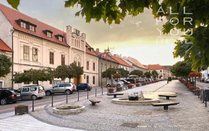 Zaujímavý 2i byt s rozlohou až 59 m2 - ul. Kozmonautov / Svätý Jur  ***  BYT JE LEN  16min CESTY OD CENTRA BRATISLAVY  ***
