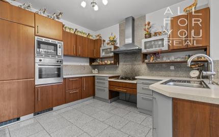 Atraktívny 4-izbový rodinný dom – komfort, štýl a nadčasovosť pre vašu rodinu *** PARKOVANIE PRIAMO NA POZEMKU ***
