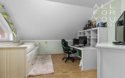 Atraktívny 4-izbový rodinný dom – komfort, štýl a nadčasovosť pre vašu rodinu *** PARKOVANIE PRIAMO NA POZEMKU ***