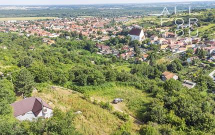 Výnimočný pozemok s RD a nádherným výhľadom na Svätý Jur