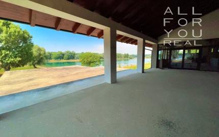 Afyreal predaj veľký dom na podnikanie alebo bývanie na Šulianskom jazere, tesne pri vode, nádherné prostredie.