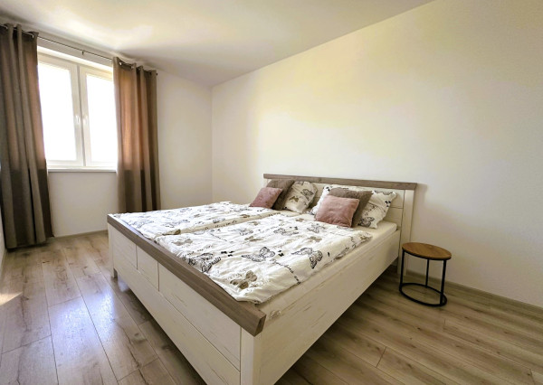 AFYREAL predaj 4izb domu Dunajská Lužná, kolaudácia 2019, veľká obývačka-50m2, krb, terasa, garáž, malá záhradka.