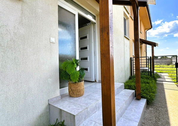 AFYREAL predaj 4izb domu Dunajská Lužná, kolaudácia 2019, veľká obývačka-50m2, krb, terasa, garáž, malá záhradka.