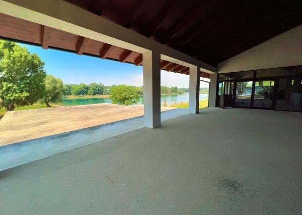 Afyreal predaj skolaudovaný objekt na podnikanie alebo bývanie na Šulianskom jazere, tesne pri vode, nádherné prostredie