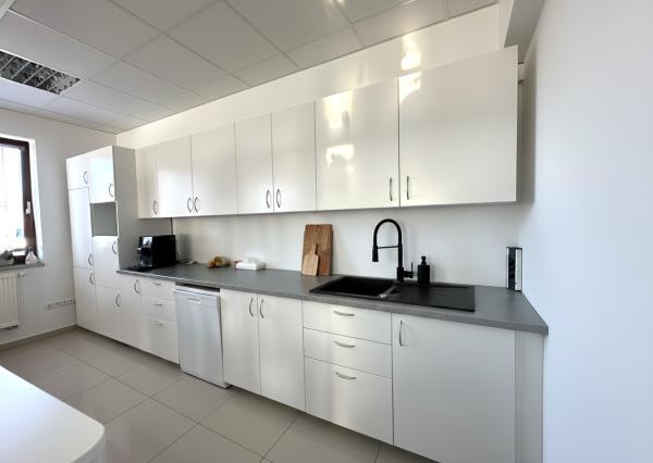 AFYREAL prenájom kancelárií v administratívnej polyfunkčnej budove na začiatku Lozorna