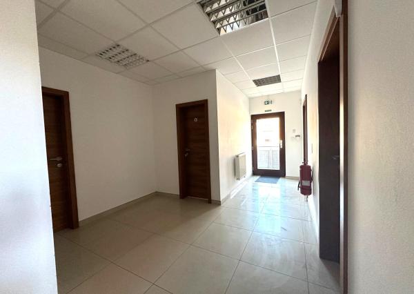 AFYREAL prenájom kancelárií v administratívnej polyfunkčnej budove na začiatku Lozorna