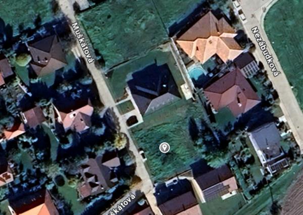 Stavebný pozemok 721m² + platné stav. povolenie