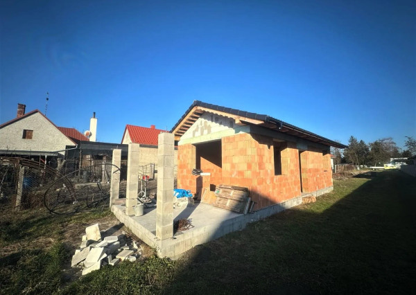 AFYREAL predaj pozemku na stavbu rodinného domu s menšou novostavbou Vojka nad Dunajom
