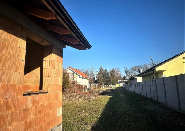 AFYREAL predaj pozemku na stavbu rodinného domu s menšou novostavbou Vojka nad Dunajom
