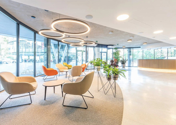 AFYREAL Prenájom kancelárií od 24m2 v TOP budove v Petržalke, parking aj pre návštevy, ľahko dostupné