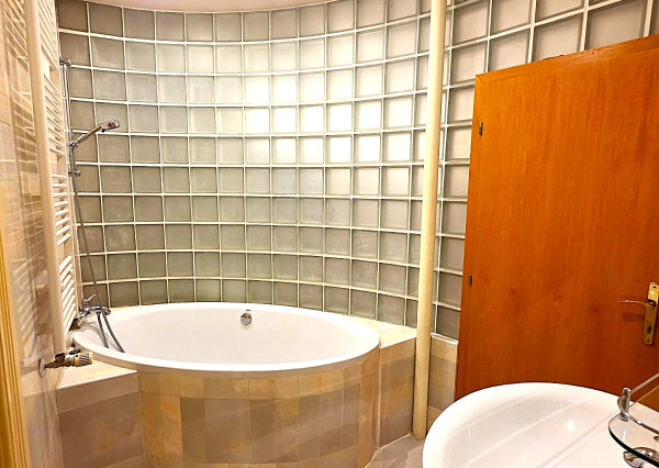 AFYREAL Prenájom typický staromestský 3izb byt Moskovská ul. v srdci Bratislavy- Medická záhrada - RK neplatíte