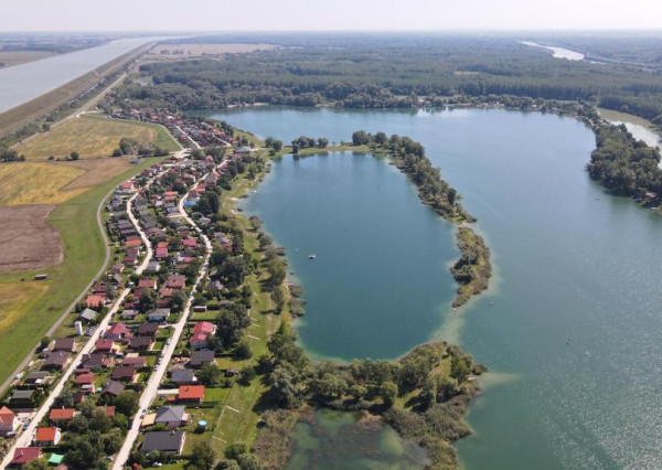 AFYREAL prenájom dog friendly 3izb celoročne obývateľnej chaty iba 25km od Rusoviec - pri Šulianskom jazere, tiché a pokojné prostredie.