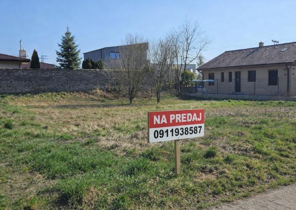 Pozemok 721m²+povolenie na 4izb RD | Kvetoslavov