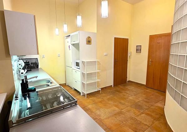 AFYREAL Prenájom typický staromestský 3izb byt Moskovská ul. v srdci Bratislavy- Medická záhrada - RK neplatíte