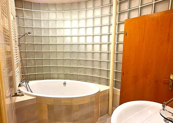 AFYREAL Prenájom typický staromestský 3izb byt Moskovská ul. v srdci Bratislavy- Medická záhrada - RK neplatíte