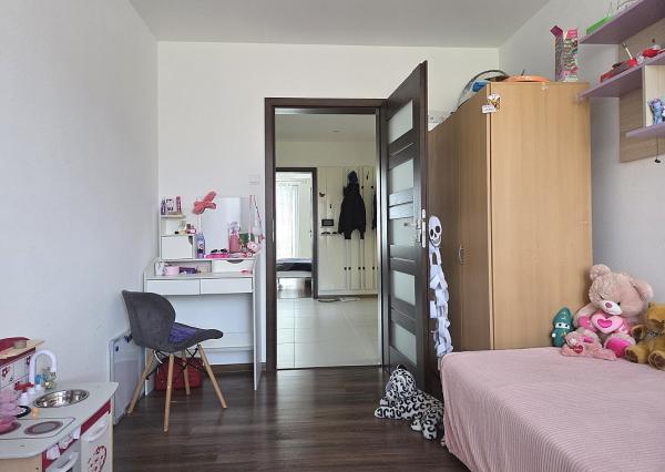 4 izb. byt. jednotka v RD, kompletná rekonštrukcia, 87 m², garáž, pivnica, skladové priestory s pozemkom 333 m2