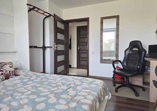 3 izb. byt. jednotka v RD, kompletná rekonštrukcia, 87 m², garáž, pivnica, skladové priestory s pozemkom 333 m2