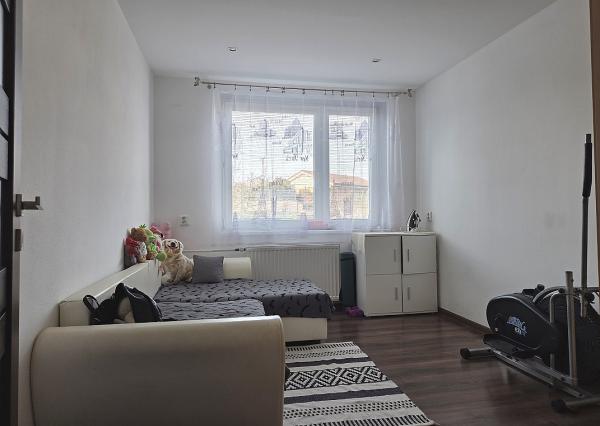 3 izb. byt. jednotka v RD, kompletná rekonštrukcia, 87 m², garáž, pivnica, skladové priestory s pozemkom 333 m2