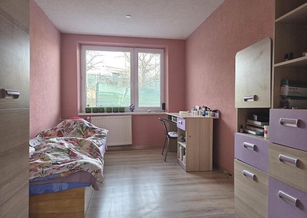 3 izb. byt. jednotka v RD, kompletná rekonštrukcia, 87 m², garáž, pivnica, skladové priestory s pozemkom 333 m2