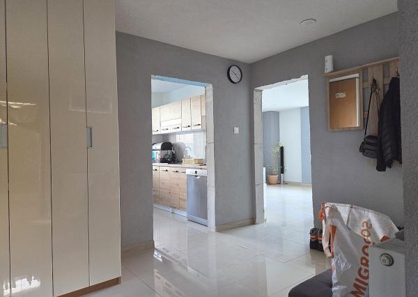 3 izb. byt. jednotka v RD, kompletná rekonštrukcia, 87 m², garáž, pivnica, skladové priestory s pozemkom 333 m2