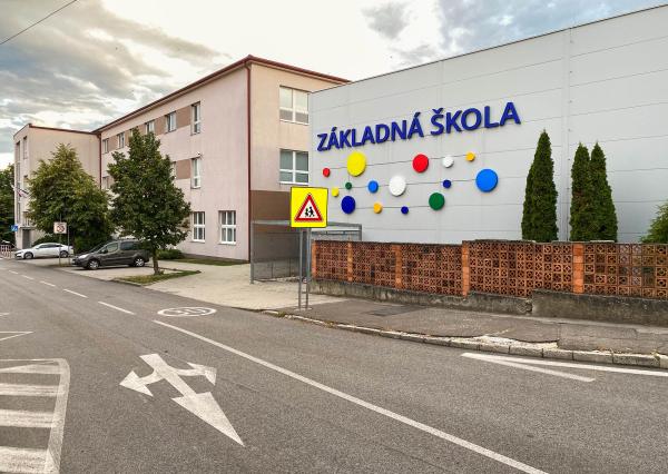Zaujímavý 2i byt s rozlohou až 59 m2 - ul. Kozmonautov / Svätý Jur  ***  BYT JE LEN  16min CESTY OD CENTRA BRATISLAVY  ***