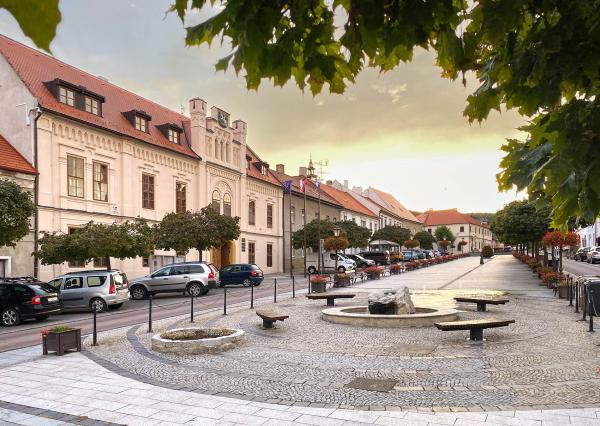 Zaujímavý 2i byt s rozlohou až 59 m2 - ul. Kozmonautov / Svätý Jur  ***  BYT JE LEN  16min CESTY OD CENTRA BRATISLAVY  ***