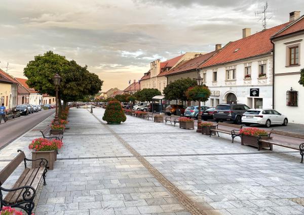 Zaujímavý 2i byt s rozlohou až 59 m2 - ul. Kozmonautov / Svätý Jur  ***  BYT JE LEN  16min CESTY OD CENTRA BRATISLAVY  ***