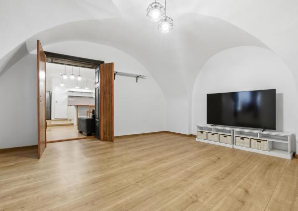 ZREKONŠTRUOVANÝ 2 izbový byt,  60 m2, Prostredná ul.  *** VÝBORNÁ PONUKA ***