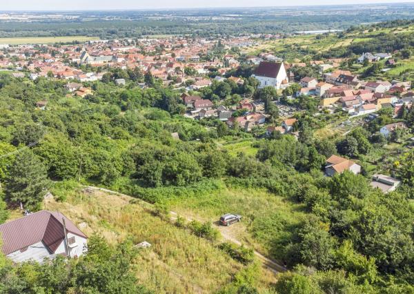 Výnimočný pozemok s RD a nádherným výhľadom na Svätý Jur