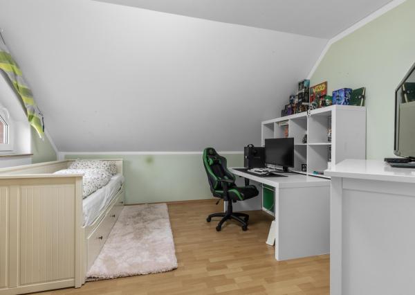 Atraktívny 4-izbový rodinný dom – komfort, štýl a nadčasovosť pre vašu rodinu *** PARKOVANIE PRIAMO NA POZEMKU ***