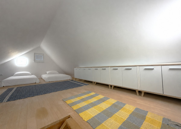 AFYREAL predaj útulný zateplený drevodom pri jazere so súkromnou plážou, iba 30 min od Bratislavy