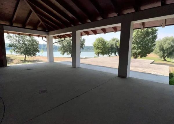 Afyreal predaj veľký dom na podnikanie alebo bývanie na Šulianskom jazere, tesne pri vode, nádherné prostredie.