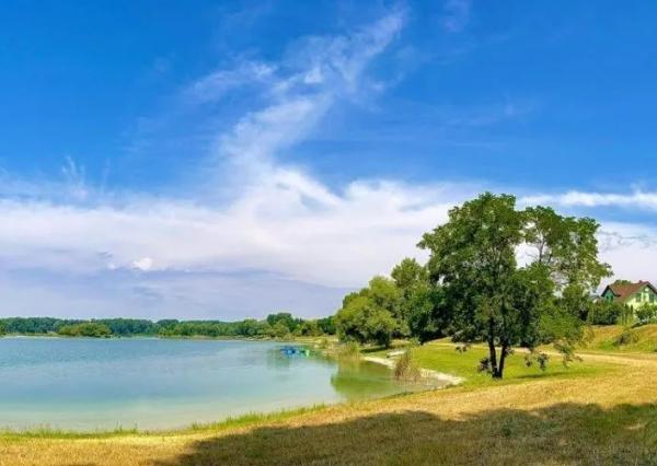 Afyreal predaj veľký dom na podnikanie alebo bývanie na Šulianskom jazere, tesne pri vode, nádherné prostredie.