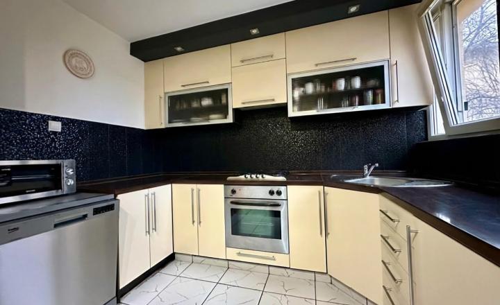 AFYREAL predaj 4izb byt 90m2 Radničné námestie, vlastný kotol na kúrenie, kompl.rekonštr., balkón, veľká pivnica - fotografia 2