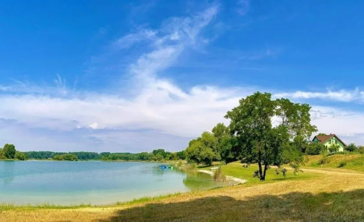 Afyreal predaj skolaudovaný dom na top mieste s parkovaním pre 18 áut - fotografia 18