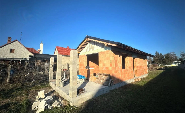 AFYREAL predaj pozemku 901m2 EXTRA CENA 100,-/m2 rozostavaná stavba BONUS Vojka nad Dunajom - fotografia 3