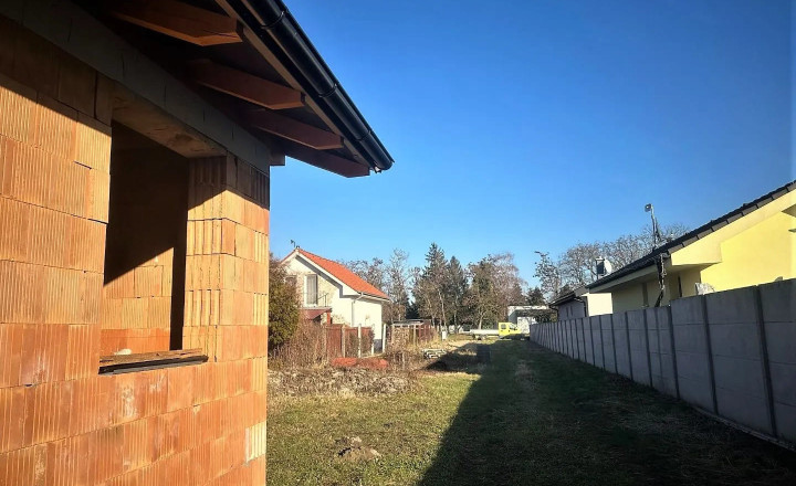 AFYREAL predaj pozemku 901m2 EXTRA CENA 100,-/m2 rozostavaná stavba BONUS Vojka nad Dunajom - fotografia 4