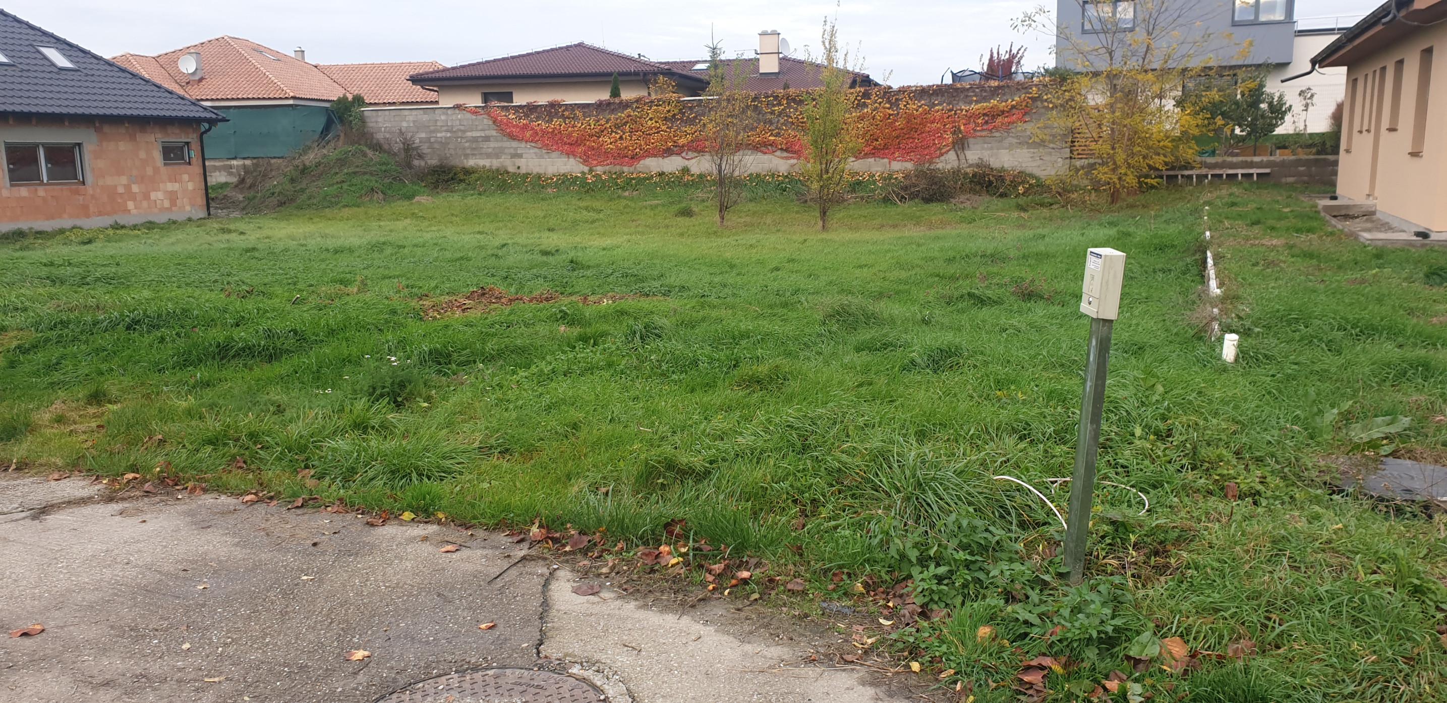 Stavebný pozemok 721m² + platné stav. povolenie