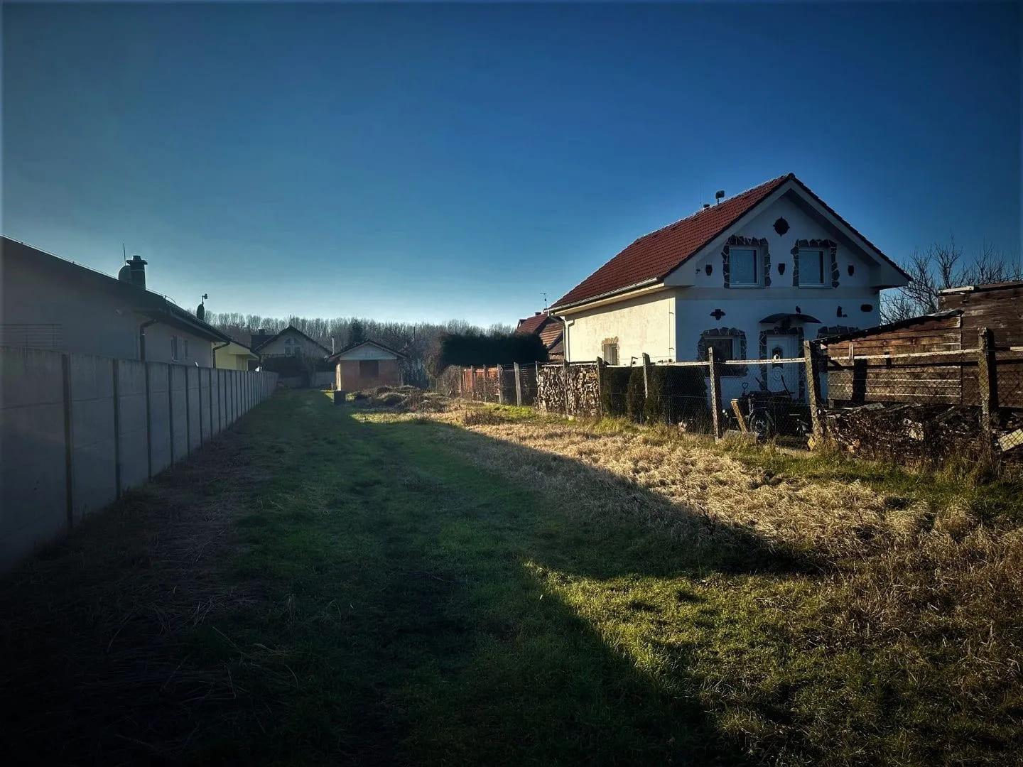 AFYREAL predaj pozemku 901m2 s menšou rozostavanou stavbou Vojka nad Dunajom